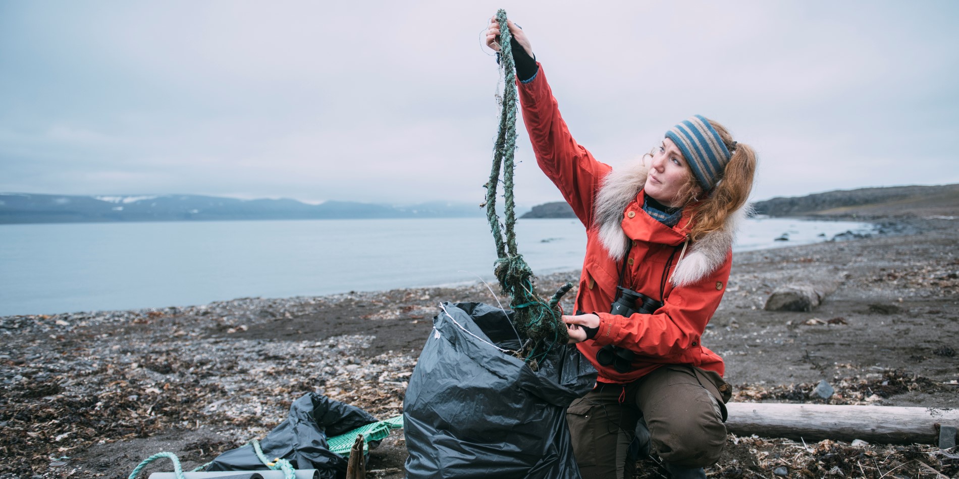 Biolog og ekspeditionsleder Helga Bårdsdatter Kristiansen rydder op på en strand, der er fyldt med skrald