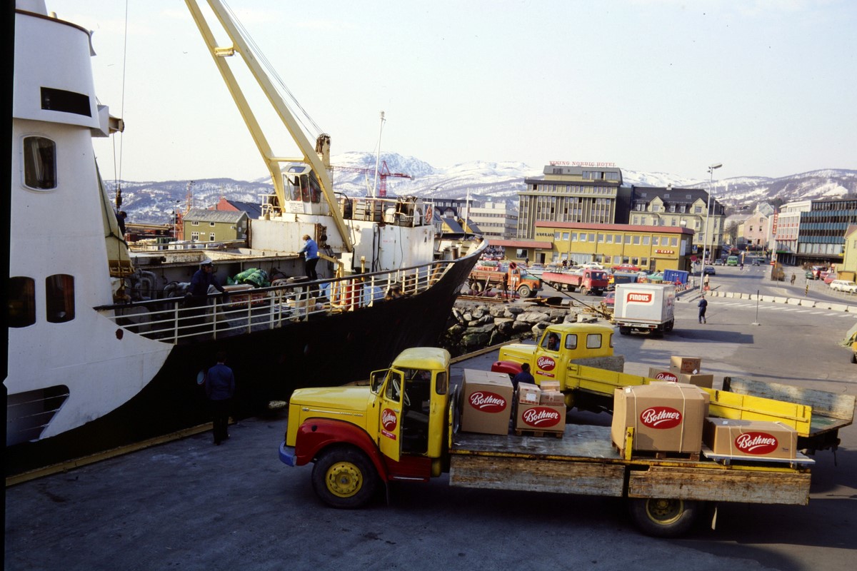 Lastbil ved et stort Hurtigruten-skib