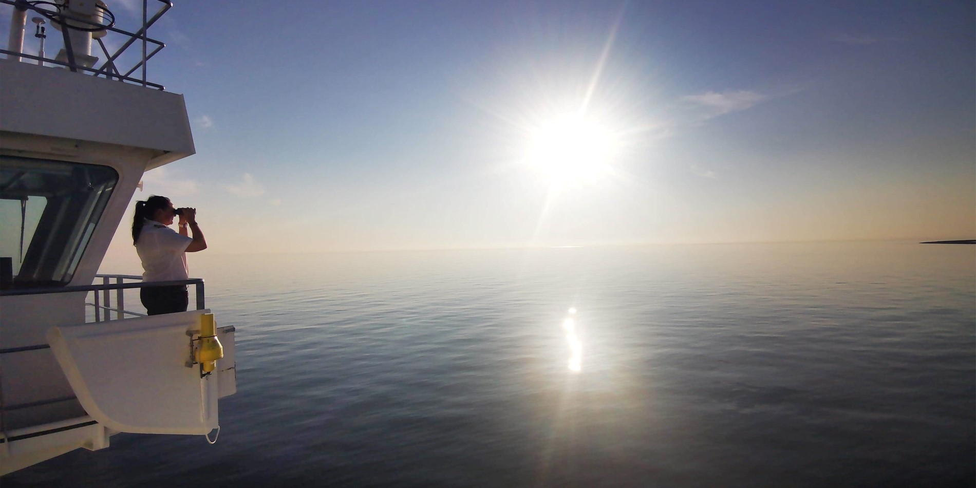 Kaptajn Maryann Bendiksen betragter en smuk, blå solnedgang