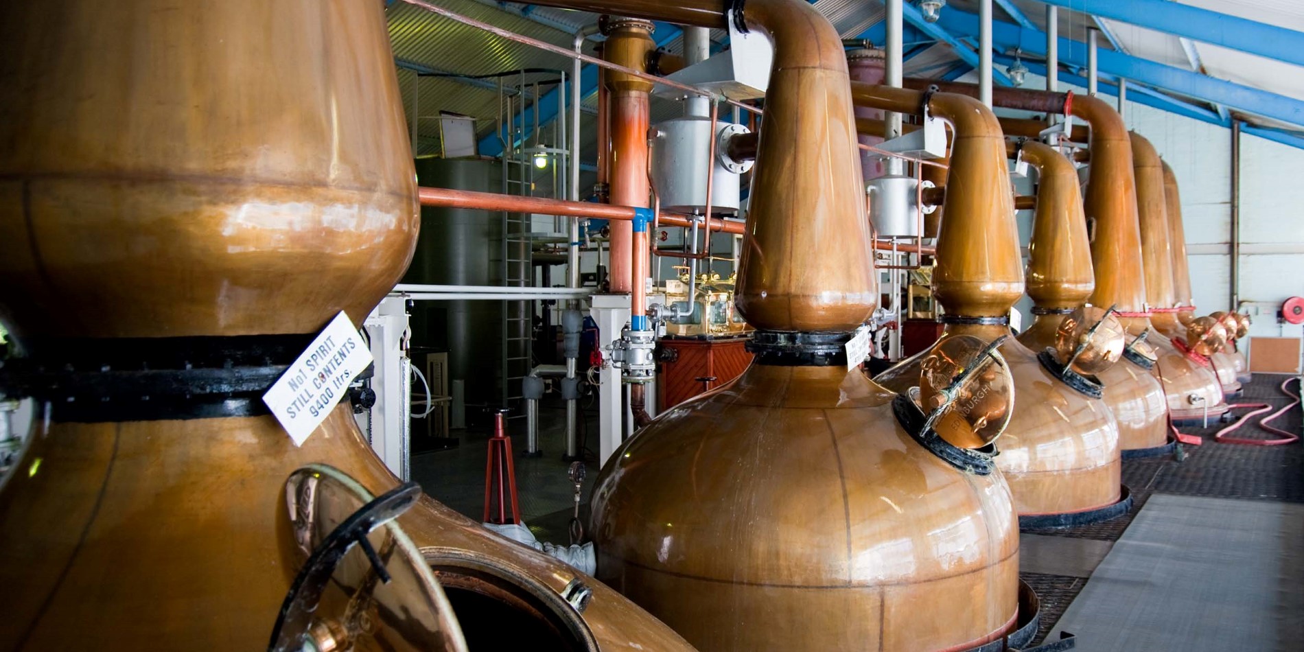 Lær noget om whisky-fremstilling på Islay.