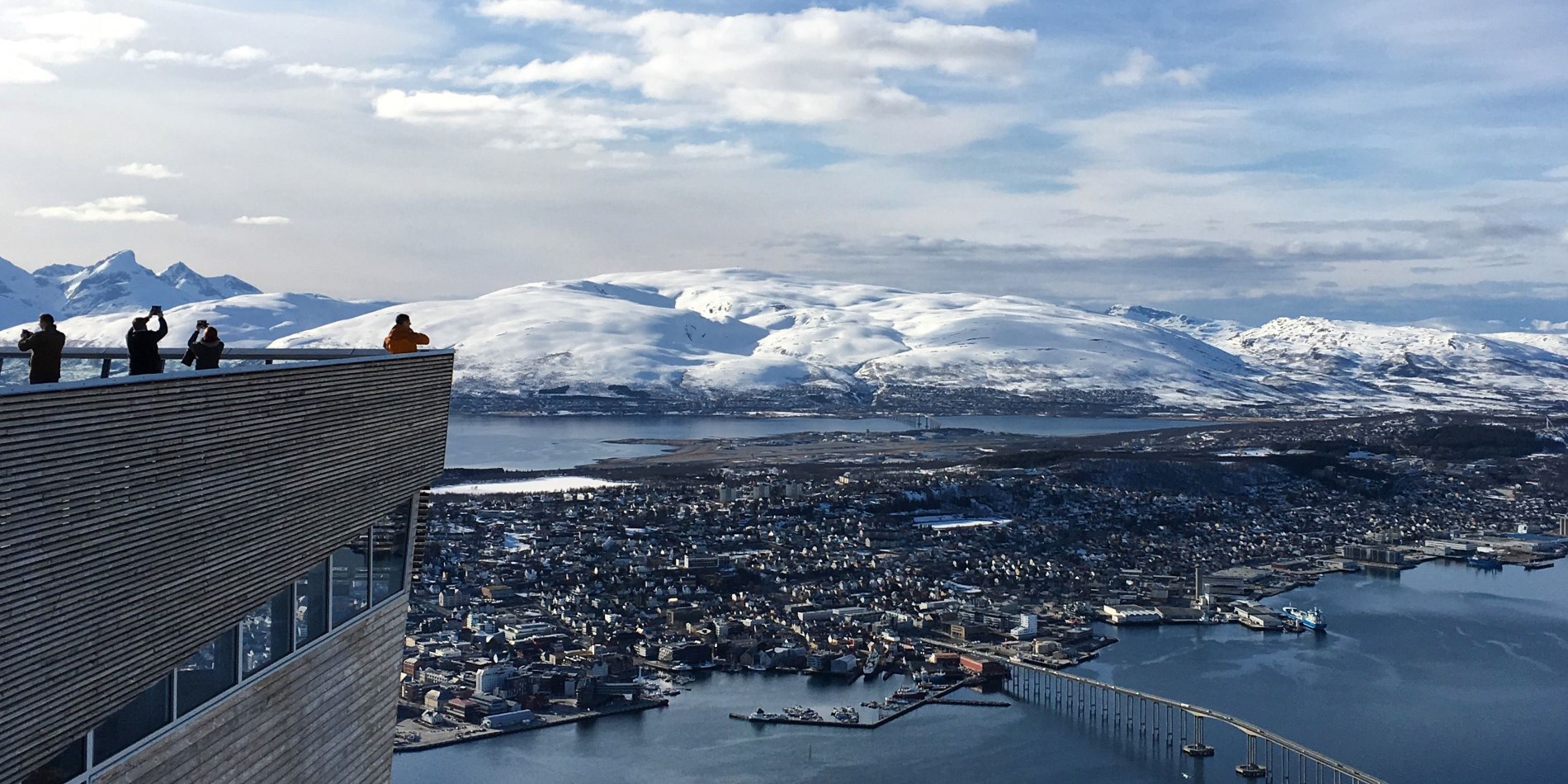 Mennesker stående på udsigtspunktet i Tromsø