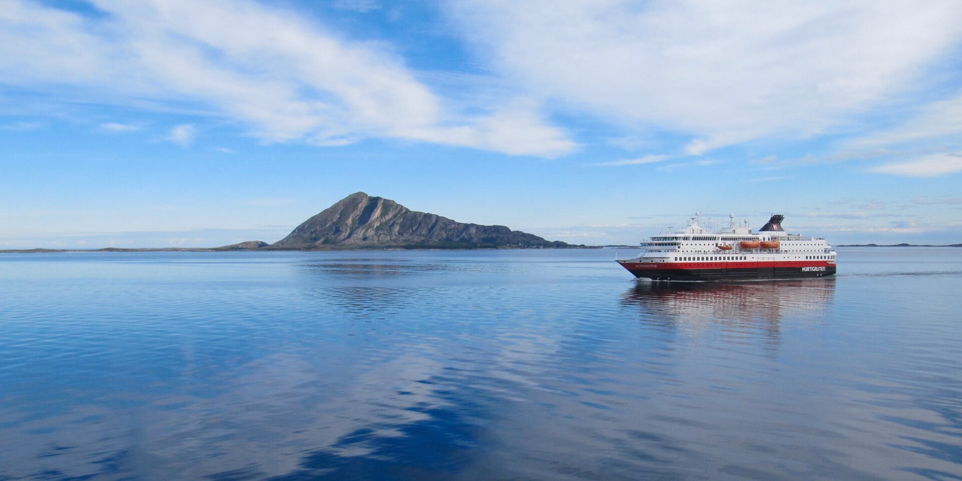 M/S Kong Harald sejler roligt langs Norges kyst