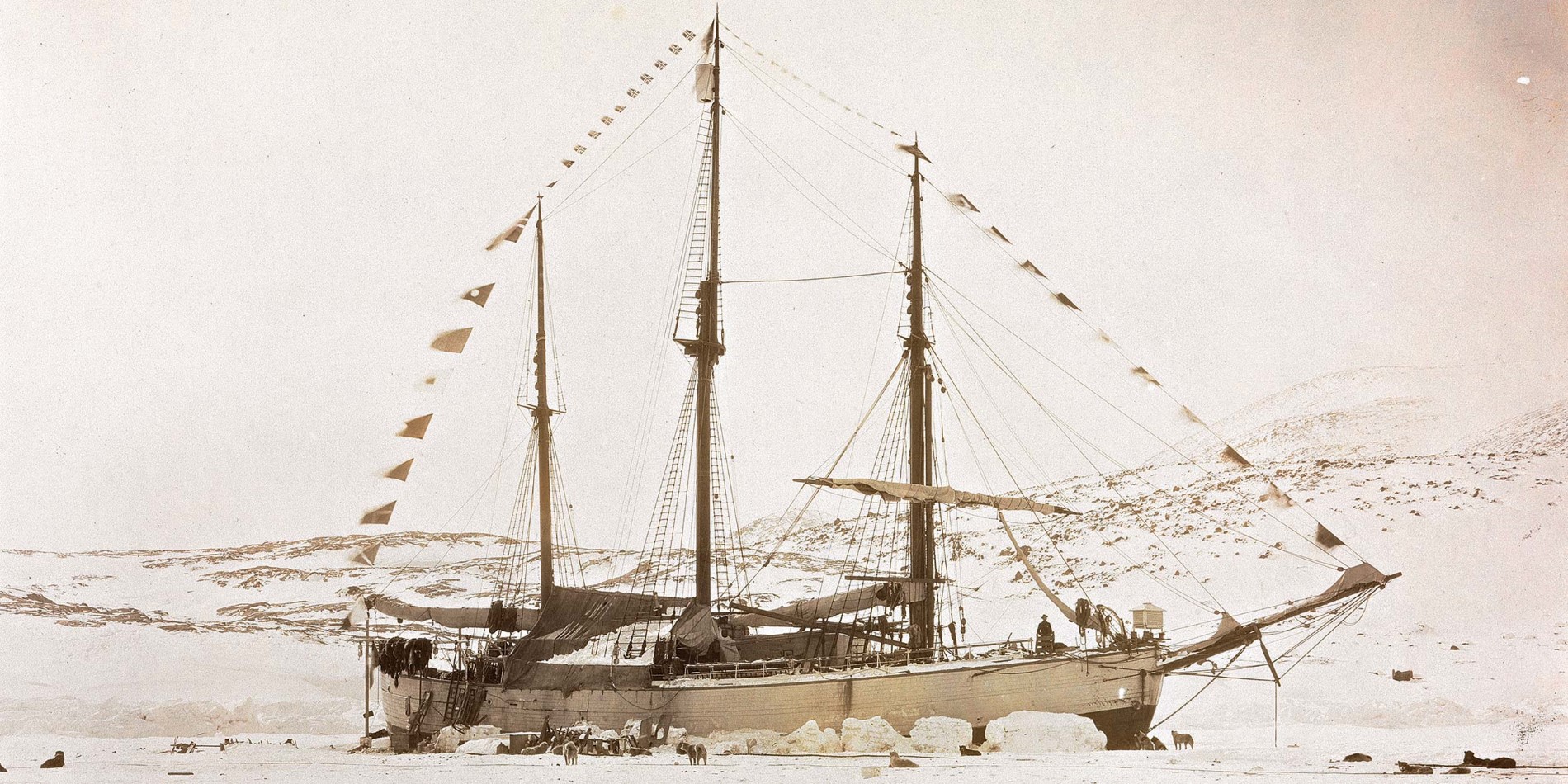 Vi sejler i kølvandet på berømte opdagelsesrejsende og skibe som Fram, og vi har udforsket arktiske farvande siden 1896. 