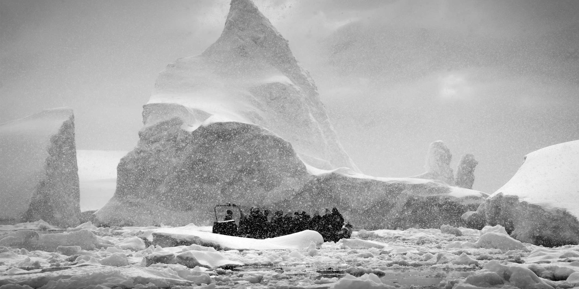 Cruising gennem isfjeldene i Antarktis