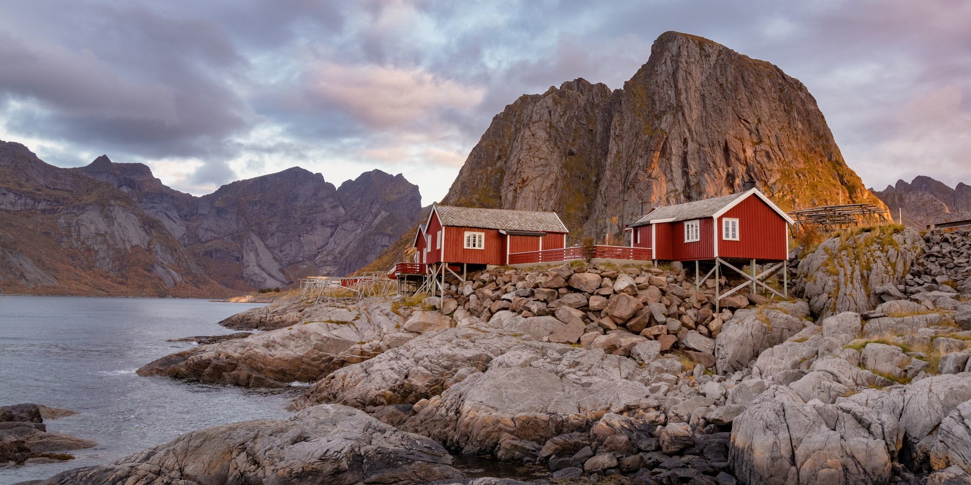 Røde norske hytter ved kysten