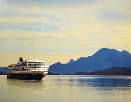 Hurtigruten MS Trollfjord rejser den naturskønne norske kyst