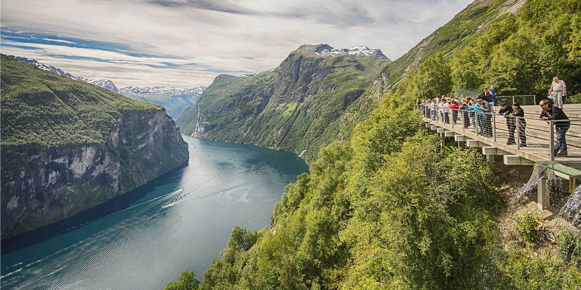 Sejle med Hurtigruten i sommermånederne (Jun-aug) og oplev den fantastiske Geirangerfjord tæt på.