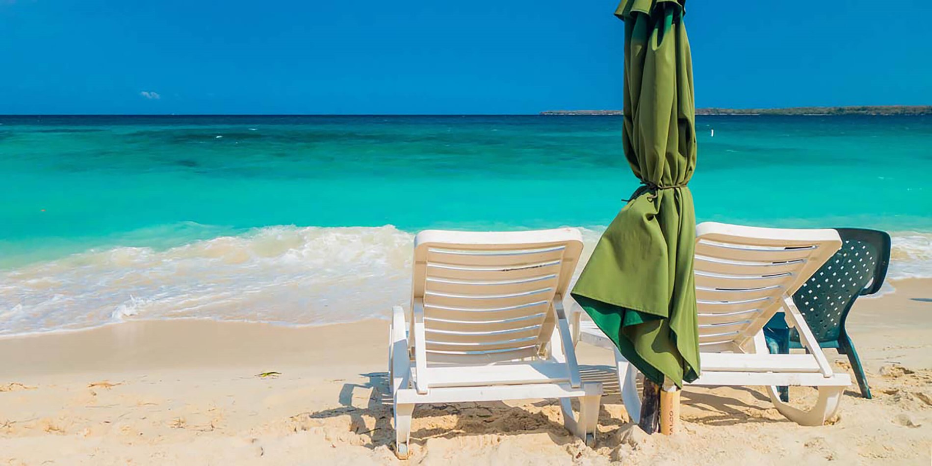 En stol sidder foran en strand