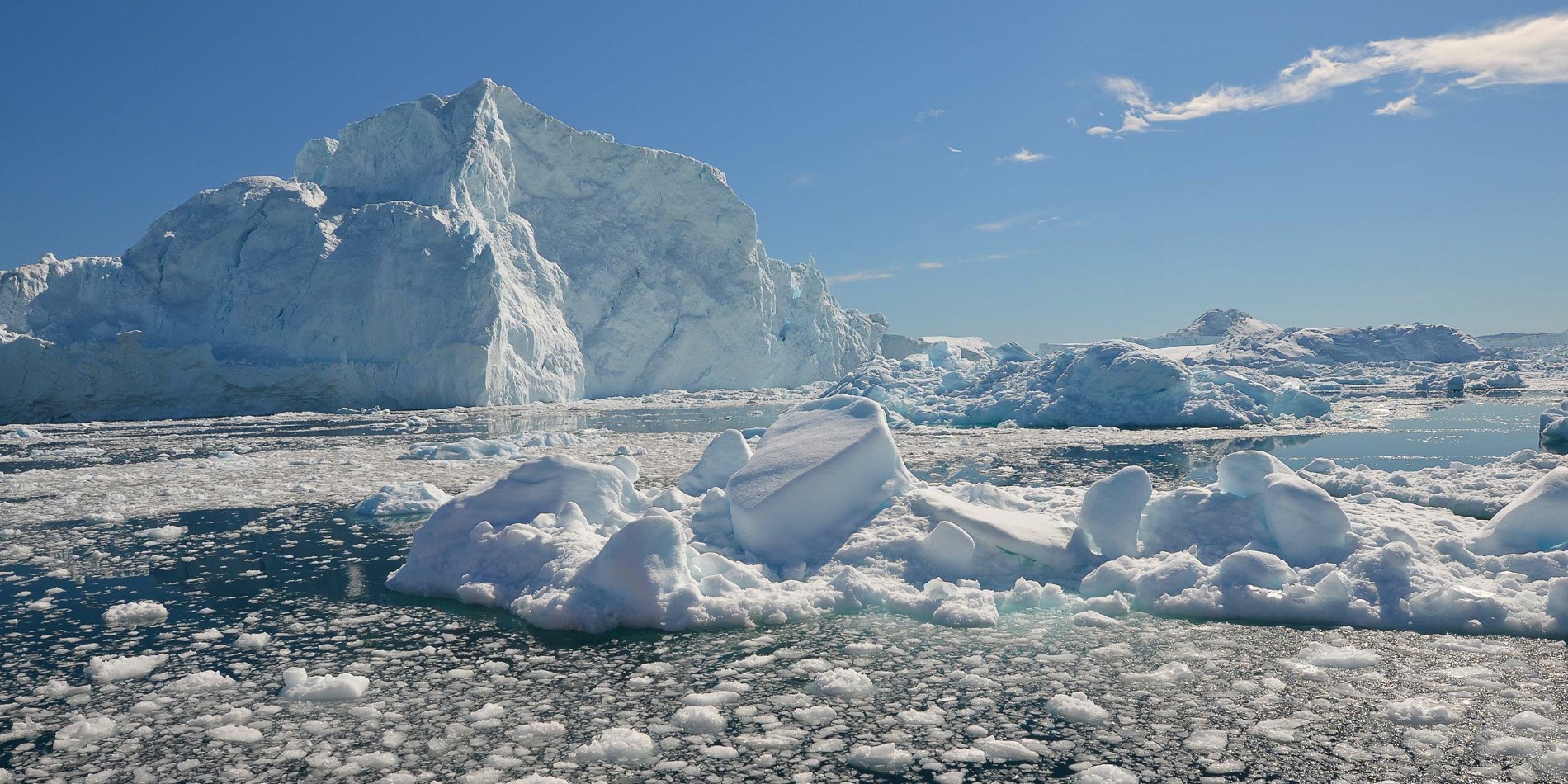 Majestætisk udsigt over is og isbjerge