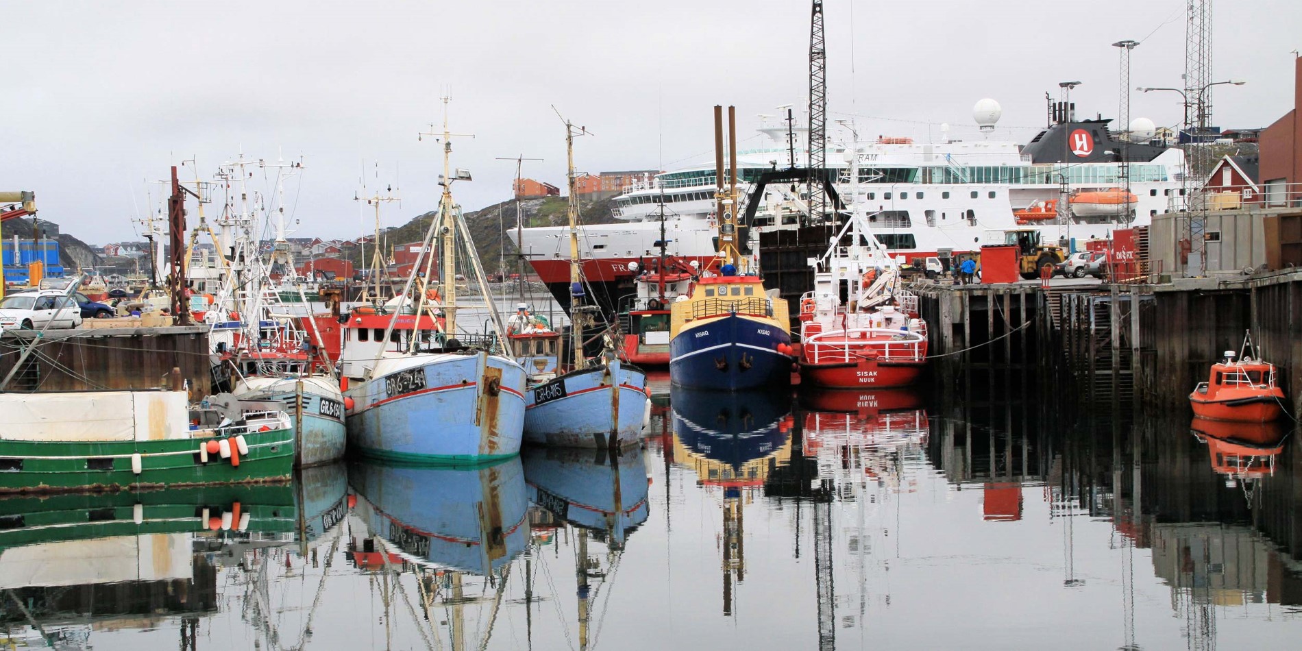 Hurtigruten i Nuuk havn med fiskerbåde