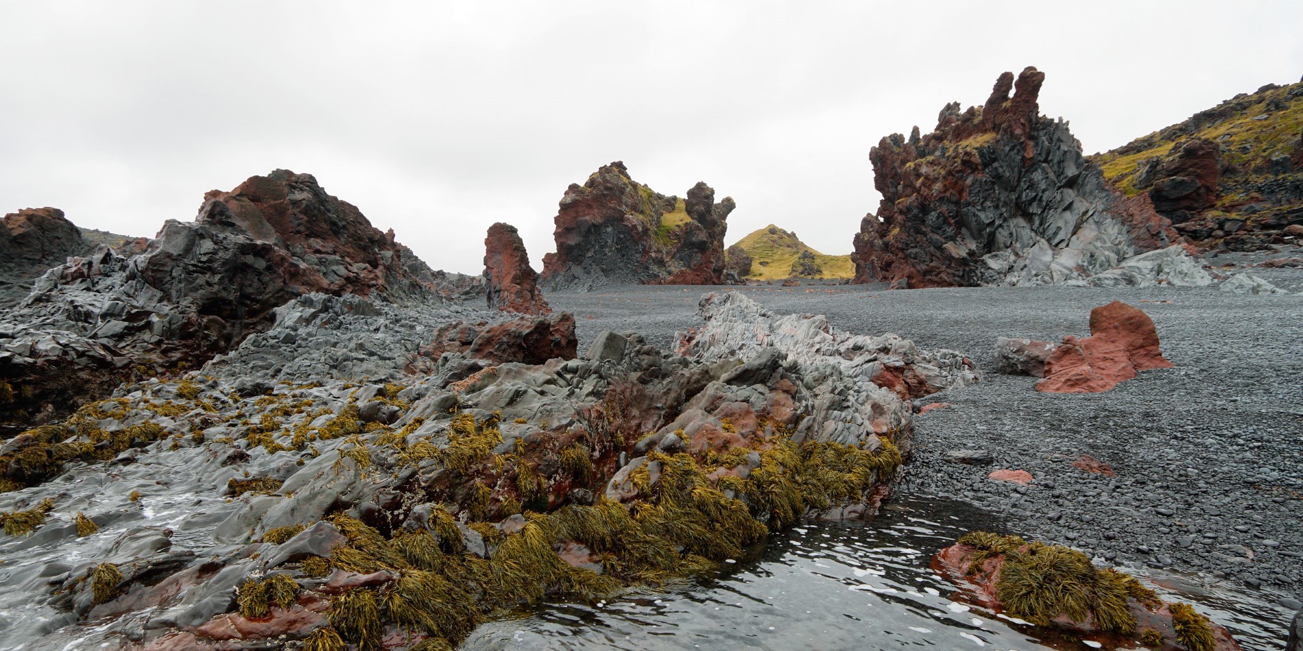 Strange klippeformationer på Djúpalónssandur Beach