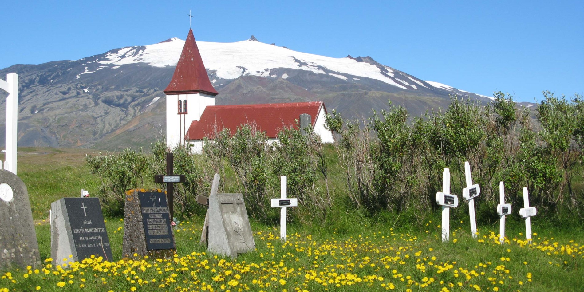 Kirke i Hellnar med Snaefellsjökull i baggrunden