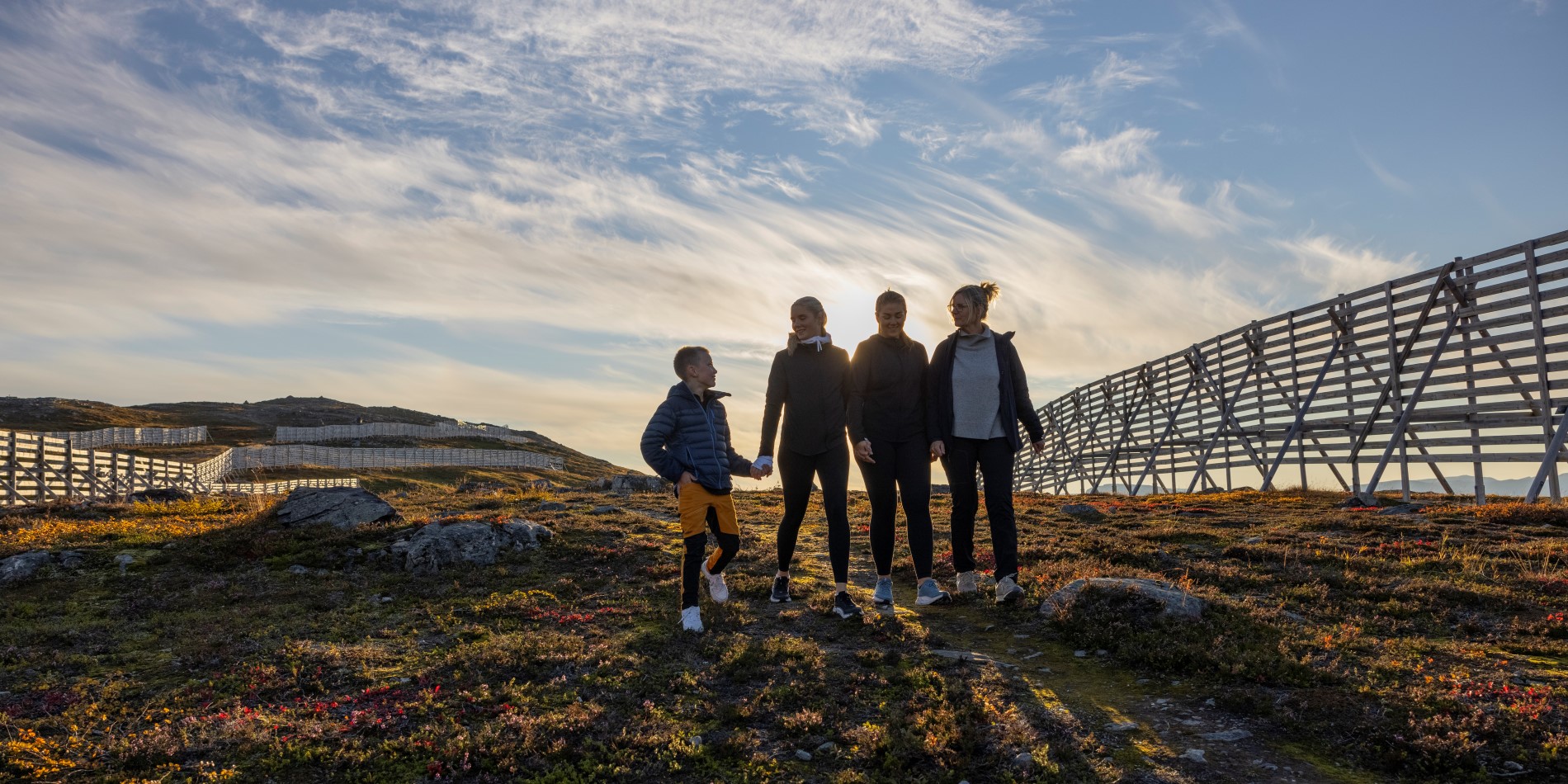 Tre voksne og et barn på vandretur ved Hammerfest