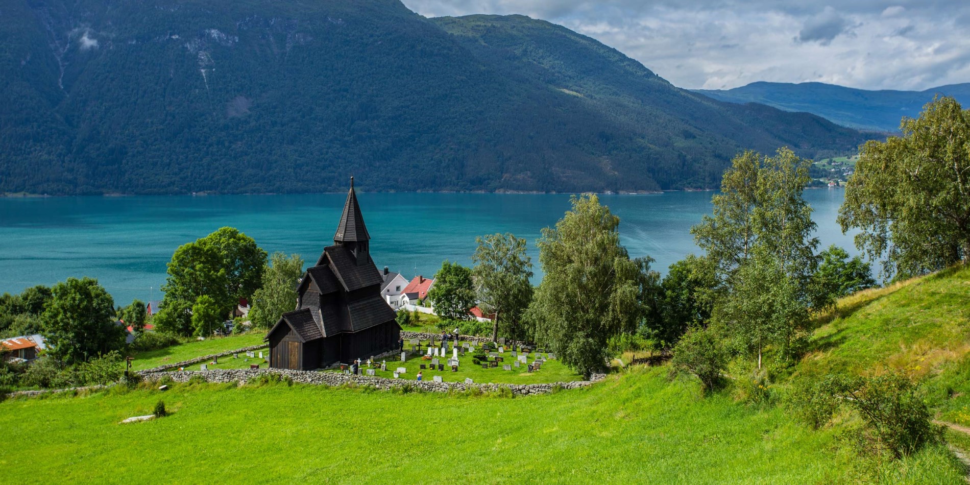 2500x1250_Urnes-stave-Church_3_Sognefjorden-¬ Oleg-Bakhirev_Shutterstock. jpg
