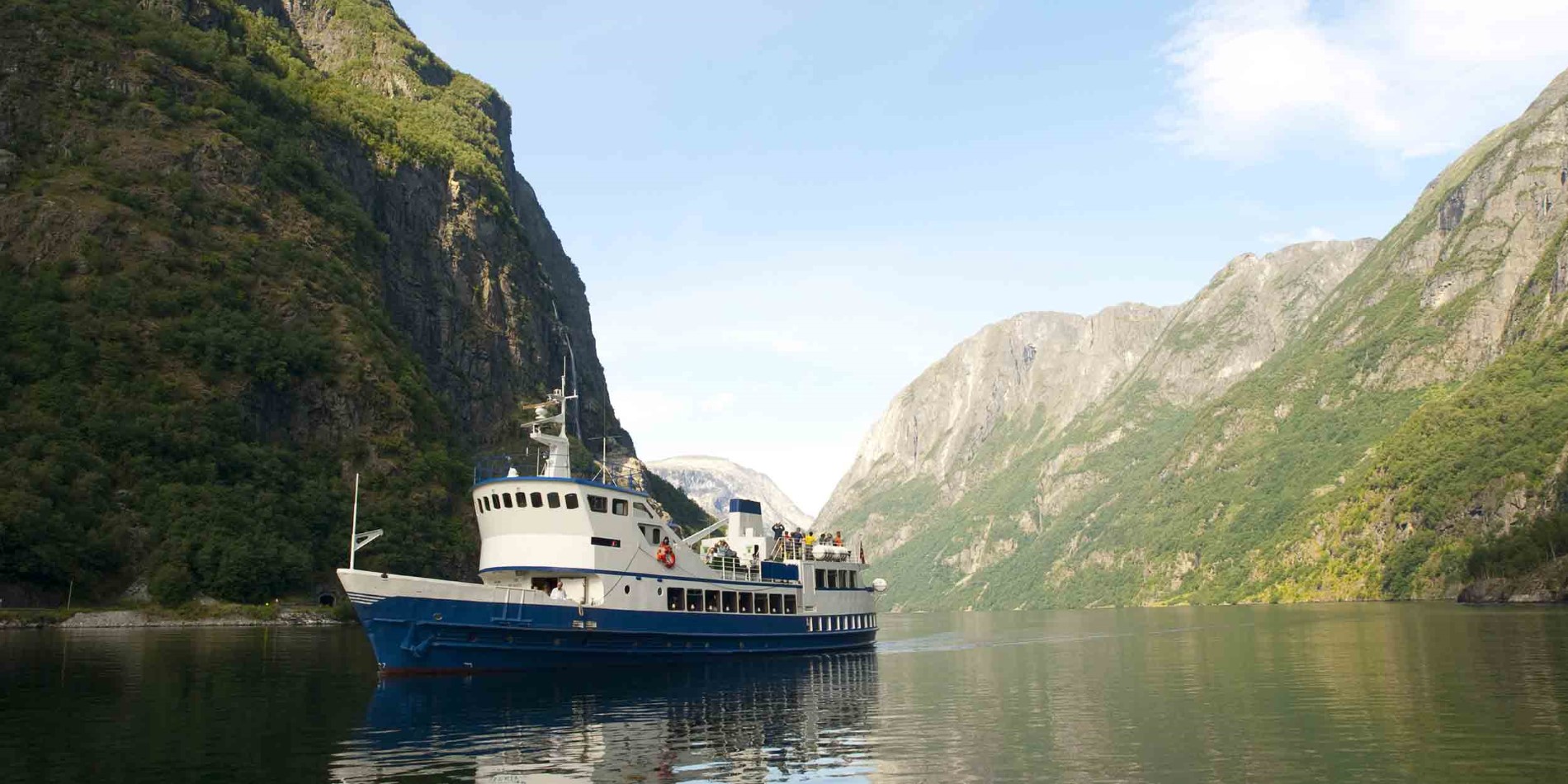 Båden vil tage dig på en rejse fra Gudvangen til Flåm via Nærøyfjorden