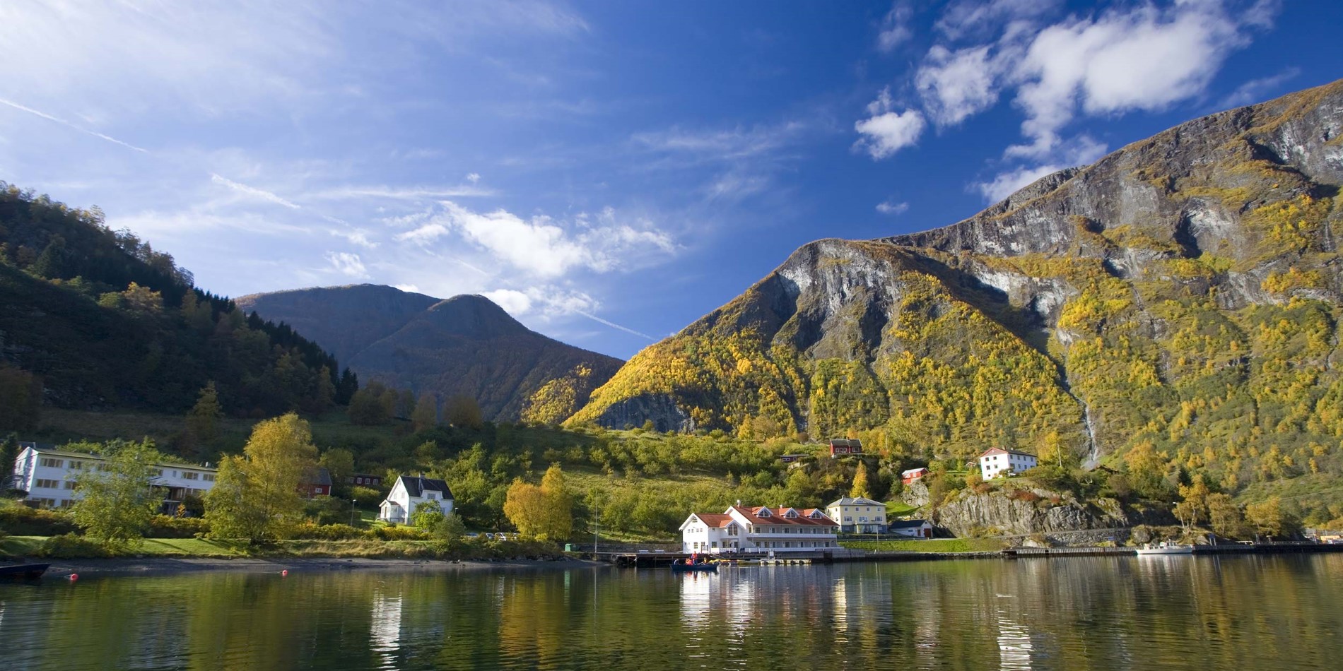Det dramatiske landskab i Sognefjorden er en af Norges mest berømte attraktioner