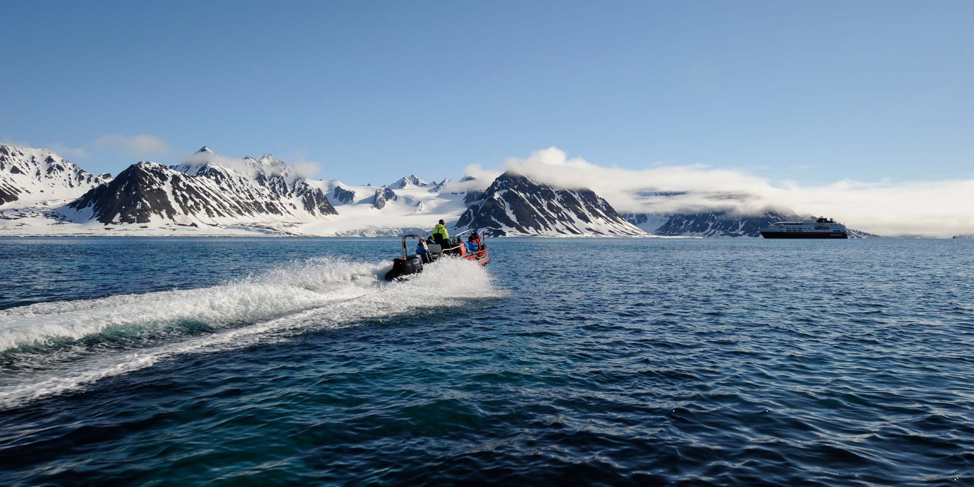 Vi bruger vores PolarCirkel både til at krydse i fjorde og komme tæt på dyrelivet