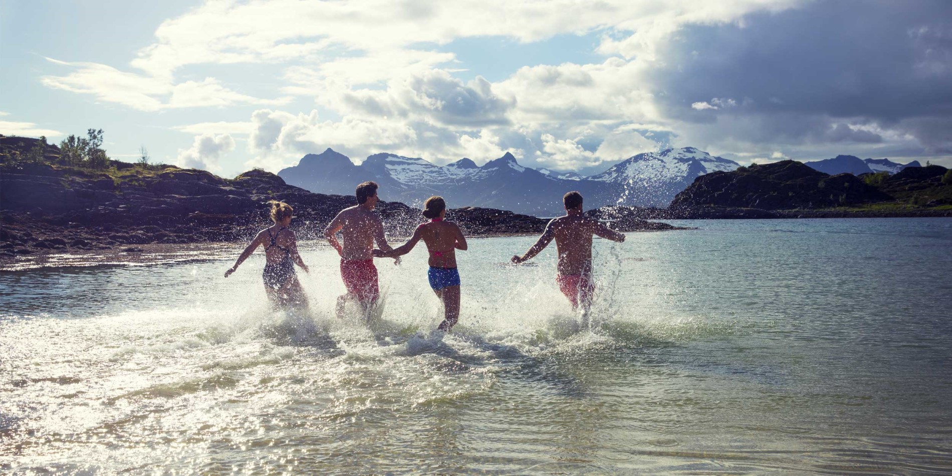 Gå svømning i det friske Lofoten farvande
