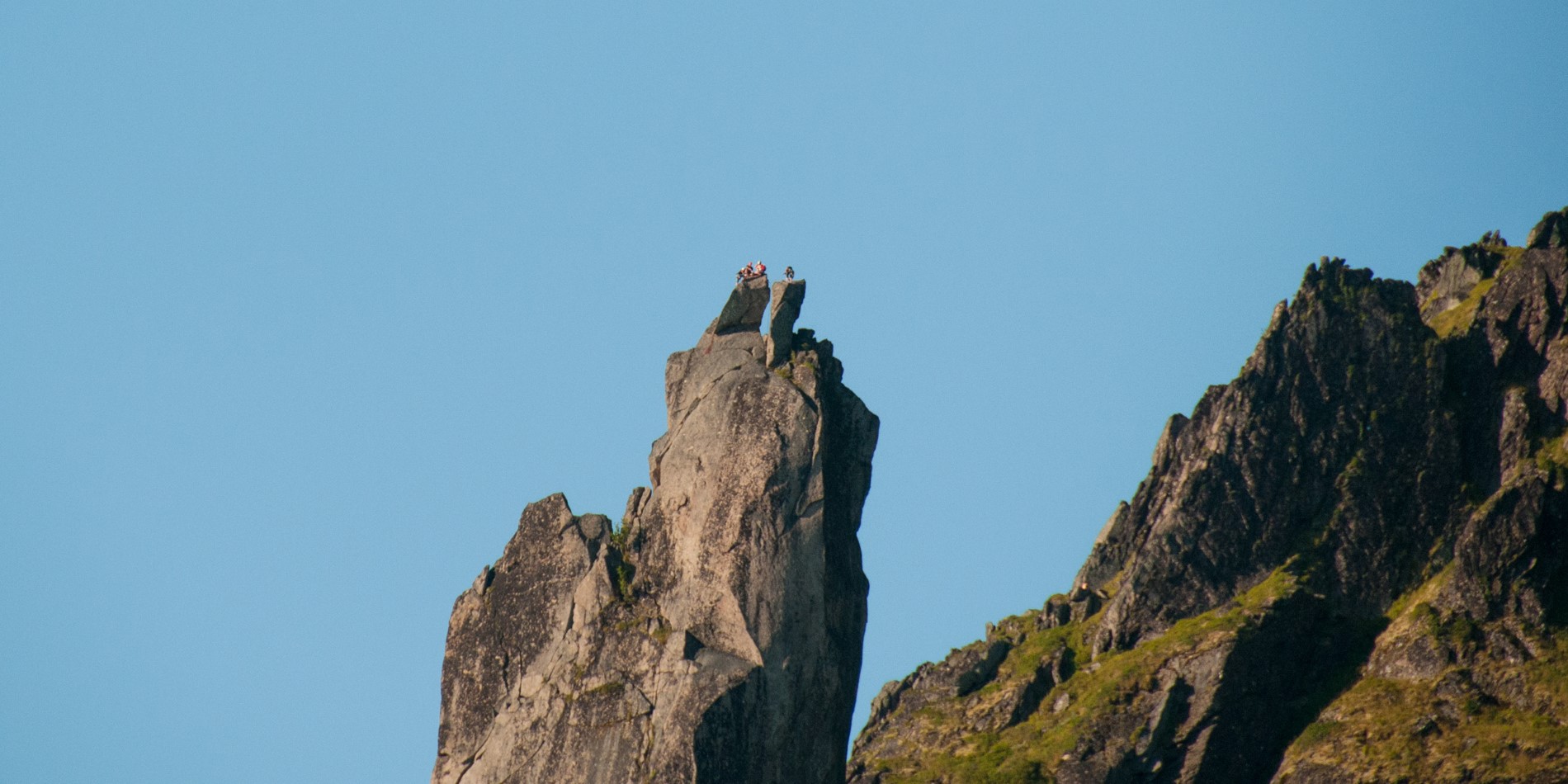 Klatrere på toppen af Svolværgeita