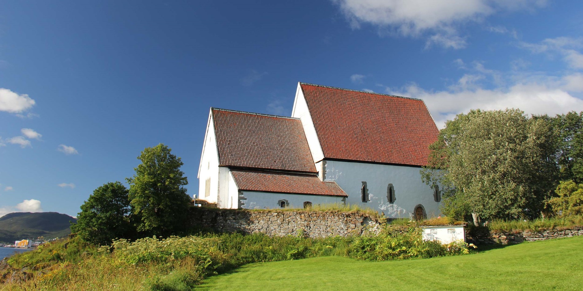 Trondenes kirke om sommeren