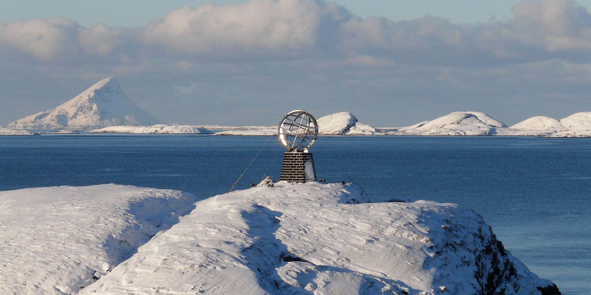 Polarcirklen monument om vinteren