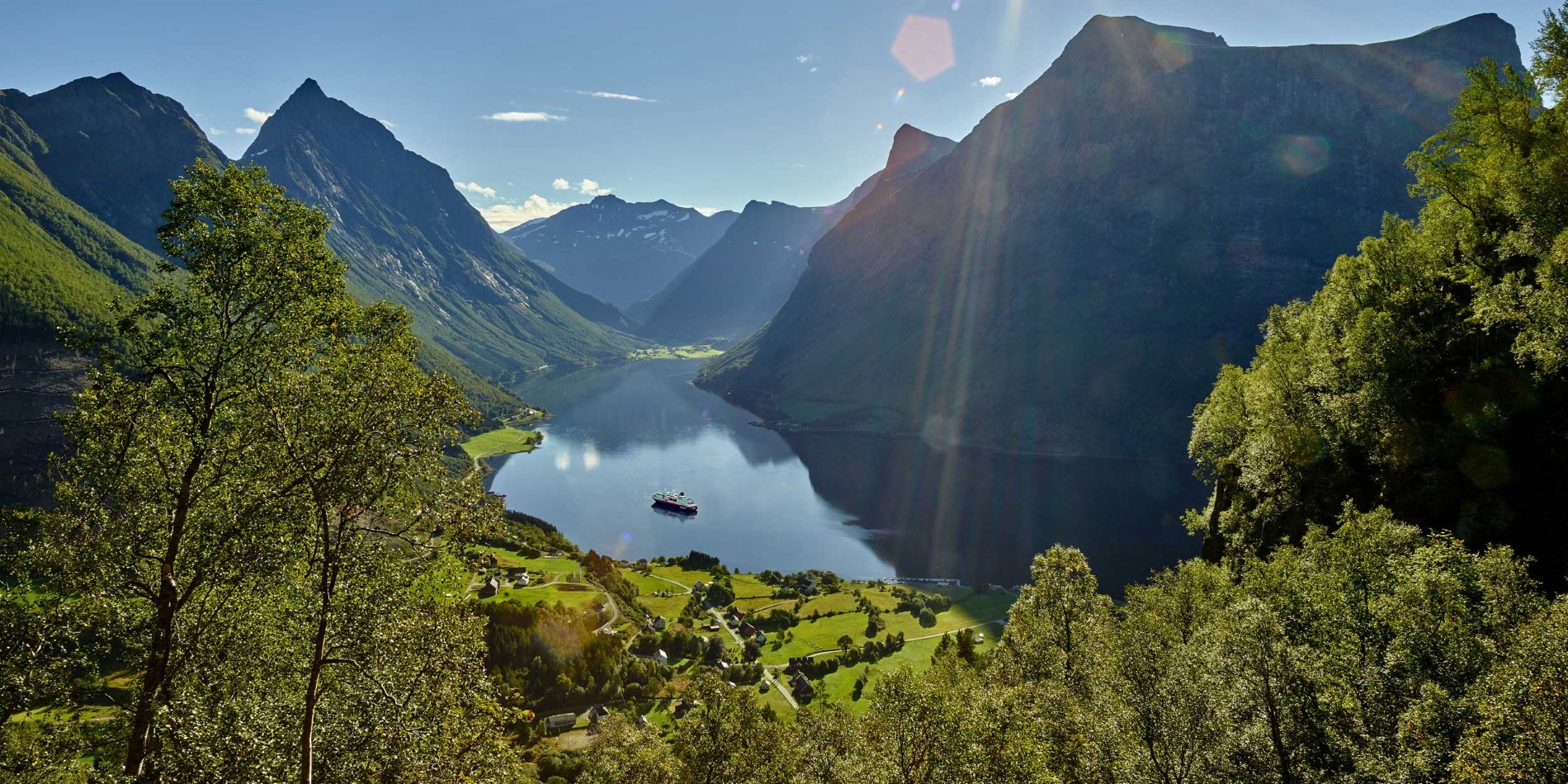 Majestætisk Fjord langs den norske kyst