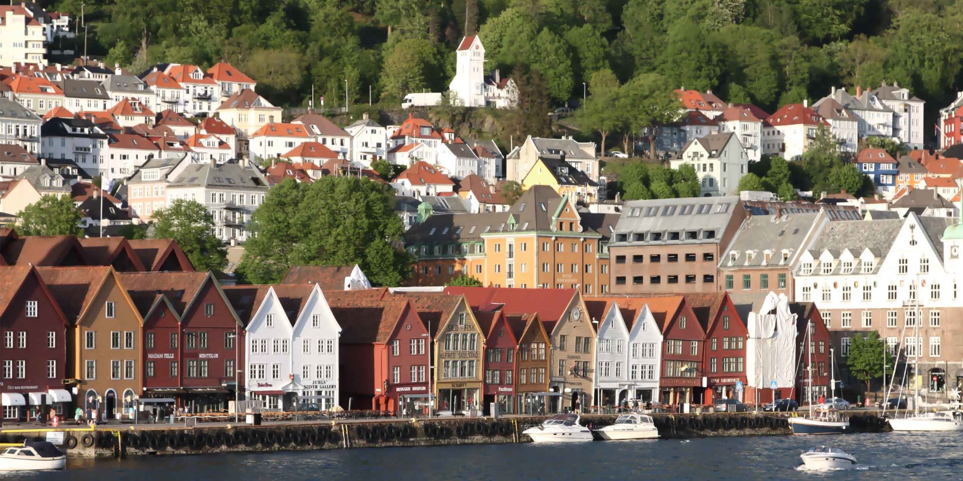 Maleriske huse ved havnefronten i Bergen