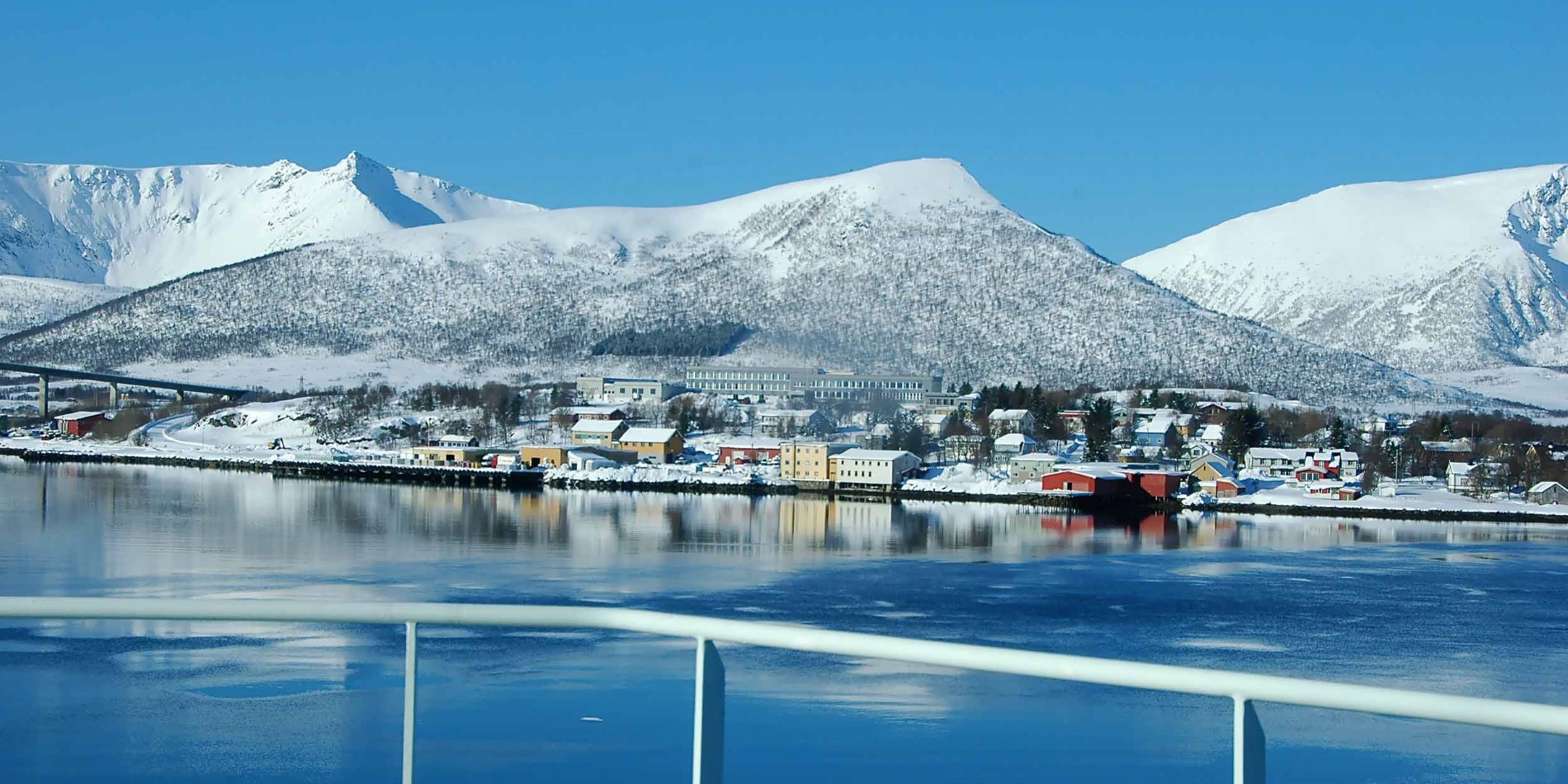 Risøyhamn Norge sne landsby vand bjerge