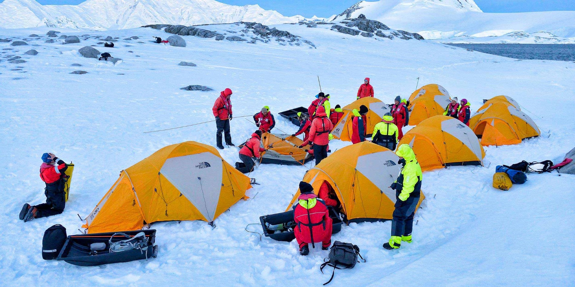 Gruppe af telte, der rejses i en snedækket Antarktis landskabsarkitekt